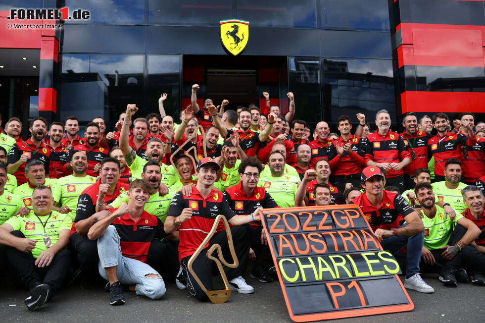 Foto zur News: Charles Leclerc (1): In Qualifying und Sprint noch das Nachsehen gehabt, dafür Verstappen dann aber im Rennen nicht nur ein- sondern gleich dreimal überholt. Das gibt es auch nicht oft! Dazu am Ende den kaputten Ferrari zum Sieg geschleppt und spätestens damit die Bestnote einzementiert!