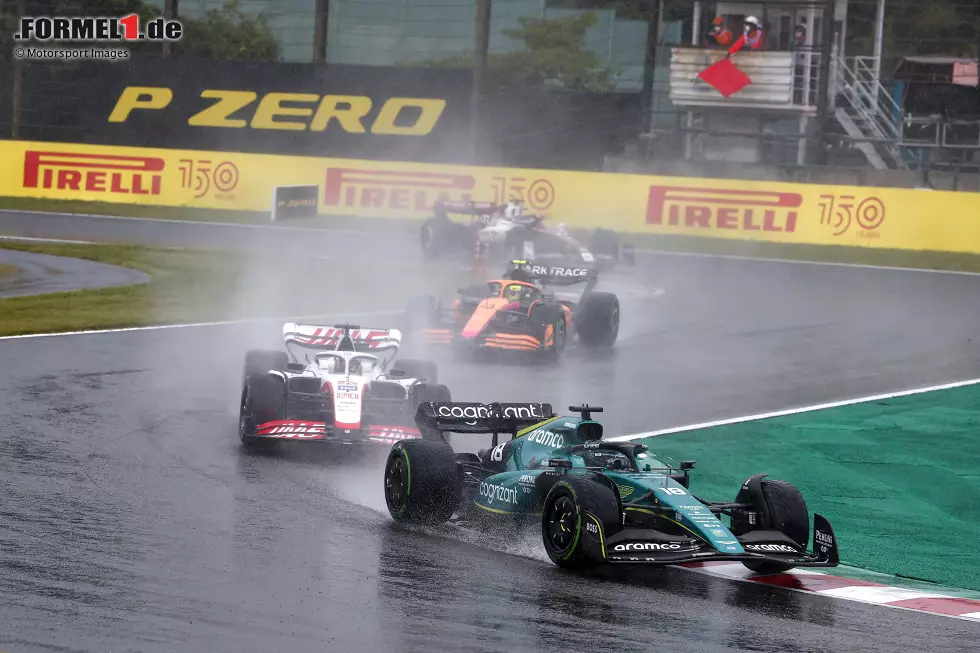 Foto zur News: Lance Stroll (3): Am Samstag Vorletzter im Qualifying, während es Vettel in Q3 schaffte. Am Sonntag dafür eine sensationelle erste Runde, beim Abbruch lag er bereits auf P11. Einige argumentierten daher sogar für eine 2, die Mehrheit war unter anderem wegen des schwachen Qualifyings allerdings dagegen. Am Ende P12.