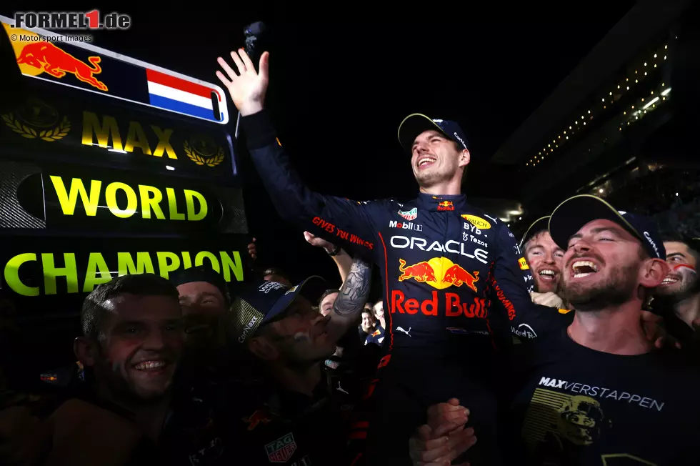 Foto zur News: Max Verstappen (1): Wieder einmal in einer eigenen Welt unterwegs! Aber mehr als eine 1 gibt die Notenskala eben nicht her. Lediglich den etwas schwachen Start kann man abziehen, doch den bügelte er mit einem tollen Manöver gegen Leclerc gleich wieder aus. Dann in 28 Runden 27 Sekunden auf den Rest des Feldes herausgefahren. Überragend.