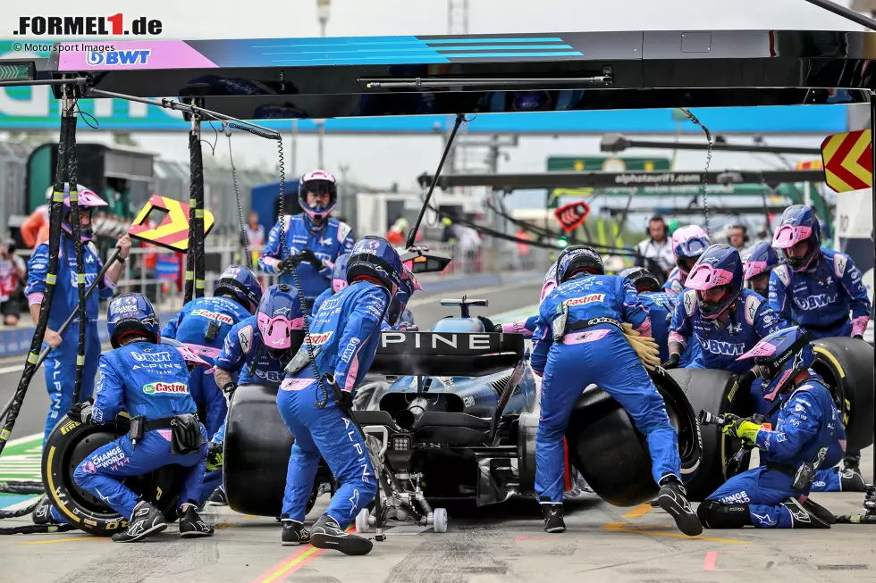 Foto zur News: Fernando Alonso (3): Eines der schlechteren Wochenenden des Spaniers. Ob er womöglich schon wusste, dass er das Team am Ende des Jahres verlassen würde? Im Qualifying jedenfalls hinter dem Teamkollegen, im Rennen eine Position vor Ocon auf P8. Für eine 2 war das dieses Mal etwas zu wenig.