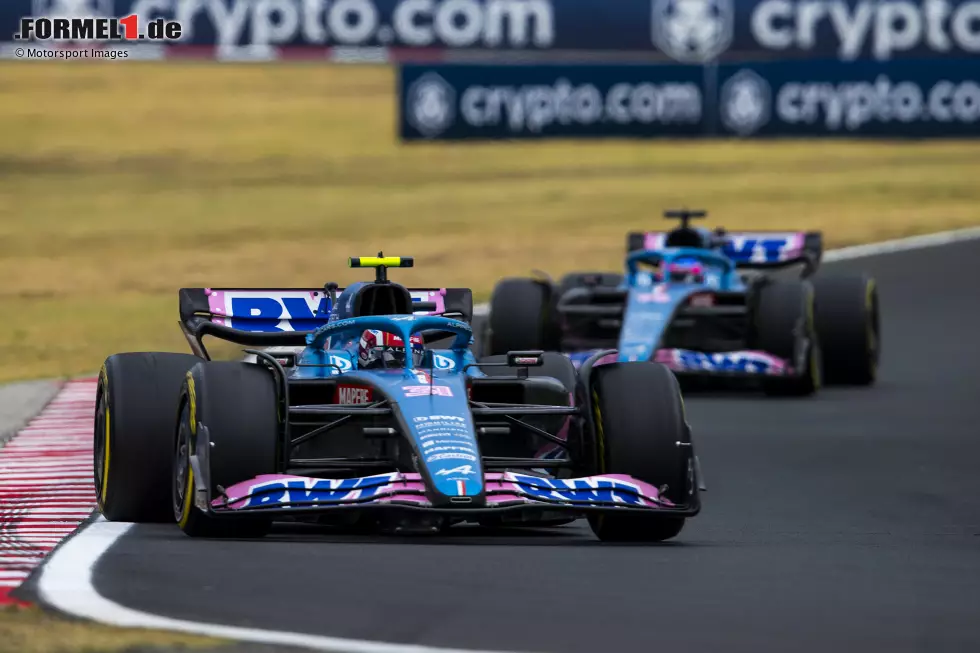 Foto zur News: Esteban Ocon (3): P5 im Qualifying sieht stark aus. Das Ergebnis hatte er allerdings den Problemen bei Hamilton und den Red-Bull-Piloten zu verdanken. Im Rennen mit P9 dann wieder in der Region, in die der Alpine auch gehört. Ob er im Zweikampf gegen den Teamkollegen so hart fahren muss, darf man durchaus hinterfragen ...