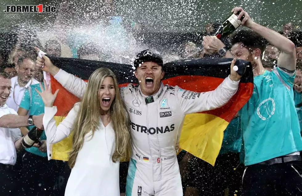 Foto zur News: Nachdem Rosberg 2014 und 2015 bereits zweimal Vizeweltmeister wird, bezwingt er seinen Mercedes-Teamkollegen Lewis Hamilton im dritten Anlauf 2016 endlich - und tritt anschließend sofort zurück. Im Gegensatz zu Mansell, der nach seinem Abschied noch einmal ein kurzes Comeback feiert, kehrt Rosberg nie mehr zurück.