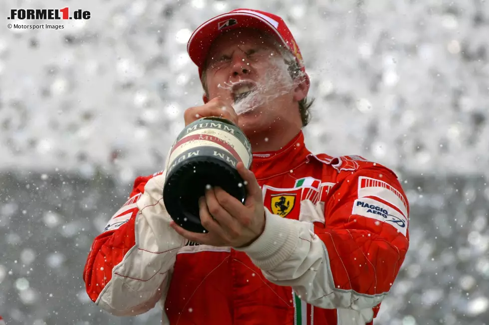 Foto zur News: Nach einem weiteren Vizetitel 2005 wechselt er 2007 zu Ferrari, wo er als Nachfolger von Michael Schumacher direkt im ersten Anlauf Weltmeister wird. Es soll Räikkönens einziger WM-Triumph bleiben und bis heute Ferraris letzter Fahrertitel. Der Finne verabschiedet sich Ende 2021 mit 350 Rennen als Rekordstarter aus der Formel 1.