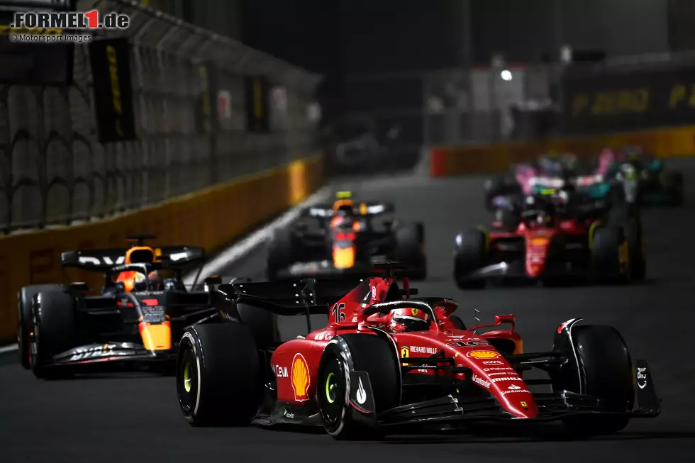 Foto zur News: Charles Leclerc (2): Hat selbst zugegeben, dass er im Qualifying überrascht war, hinter Perez zu landen. Da war der Ferrari nämlich eigentlich schneller. Im Rennen wäre er ohne das Safety-Car dann vermutlich auch nicht am Mexikaner vorbeigekommen. Eine gute Leistung natürlich insgesamt - aber nicht gut genug für die Bestnote.