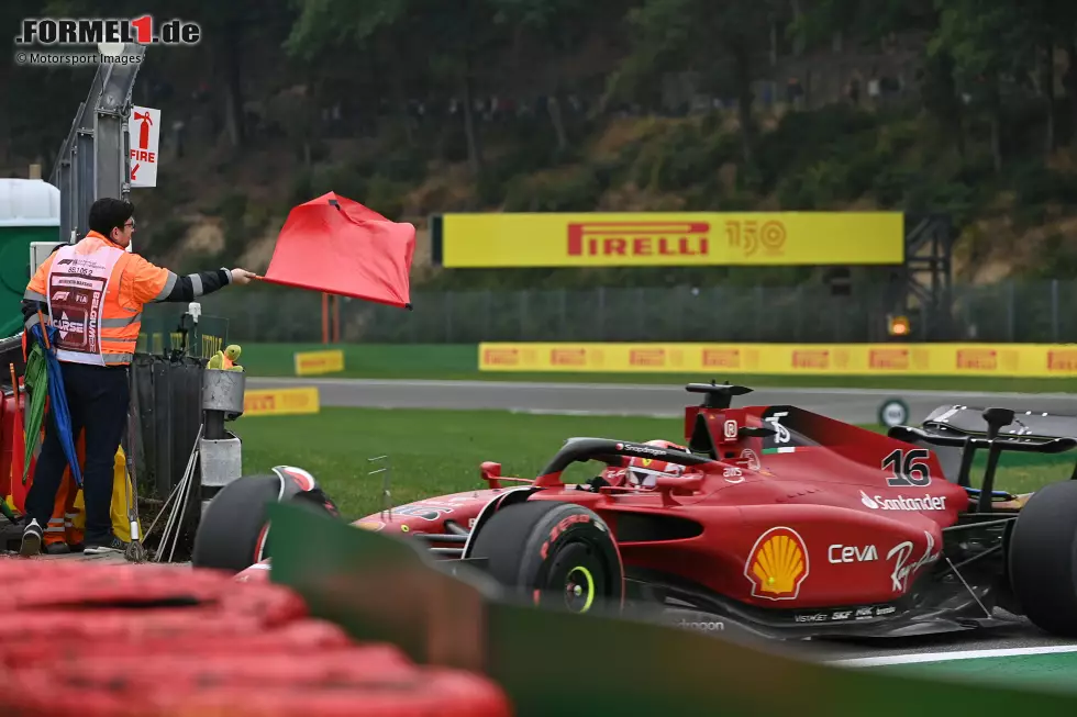 Foto zur News: Charles Leclerc (3): Wegen seiner Strafe ist der Direktvergleich schwer, aber der Teamkollege machte in Spa den etwas schnelleren Eindruck. Dazu ein Crash in FT3 und die Strafe im Rennen, die zumindest er selbst auf seine Kappe nimmt. So richtig überzeugt hat uns das alles nicht.