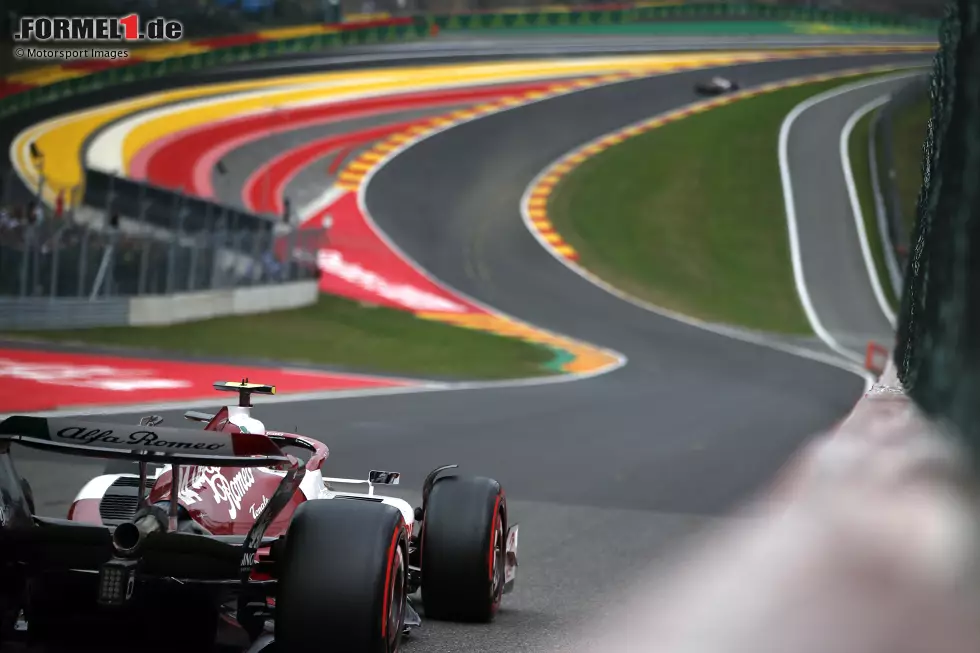 Foto zur News: Guanyu Zhou (4): Ähnlich unauffällig wie Tsunoda. Im Qualifying von Bottas in Q2 gezogen, am Sonntag ging nach seiner Rückversetzung auf P18 allerdings wenig. Steckte im DRS-Zug fest und wurde am Ende 14. Keine größeren Fehler, aber für eine 3 etwas zu wenig.