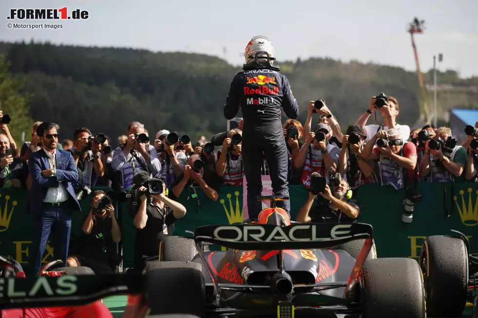 Foto zur News: Max Verstappen (1): Eigentlich müsste man unsere Skala nach diesem Auftritt des Weltmeister erweitern. Verstappen war am ganzen Wochenende in einer komplett eigenen Liga und hätte wohl auch gewonnen, wenn er dem Feld aus der Box hinterhergefahren wäre. Eine 1 mit ganz vielen Sternchen!