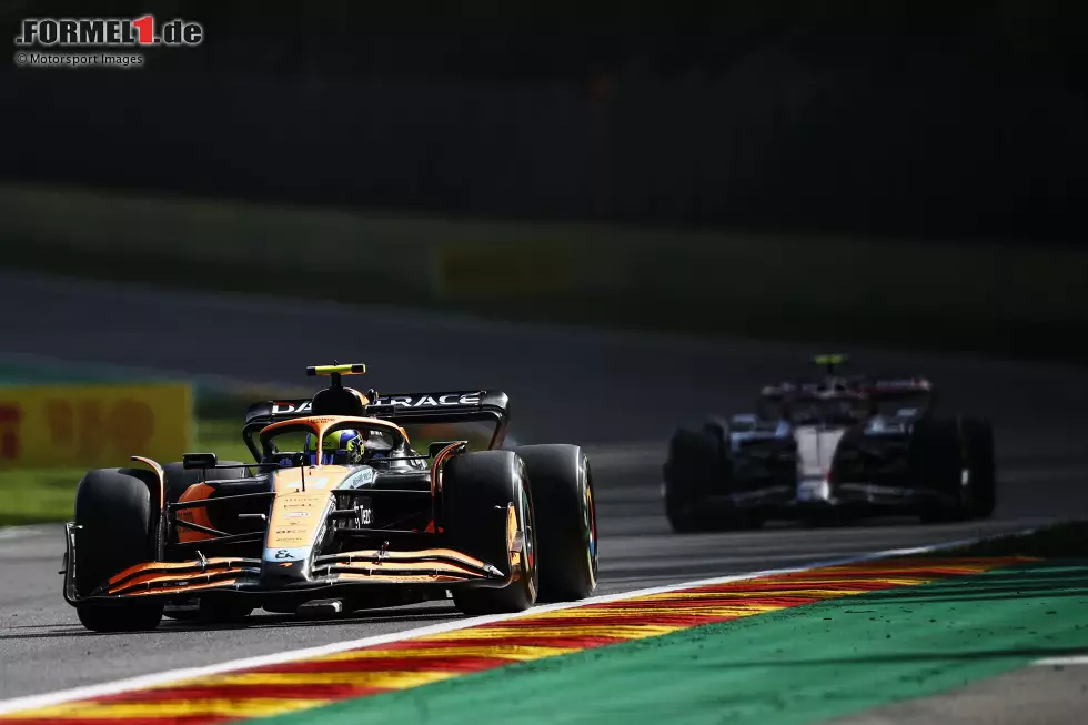 Foto zur News: Lando Norris (3): Seine Leistung ist schwer einzuschätzen, weil der McLaren an diesem Wochenende einfach nicht ging. Schaffte es am Samstag in Q3, im Rennen ging es nach seiner Motorenstrafe aber nur bedingt vorwärts. Letztendlich erlaubte es wohl das Auto nicht, sich für eine bessere Note zu empfehlen.