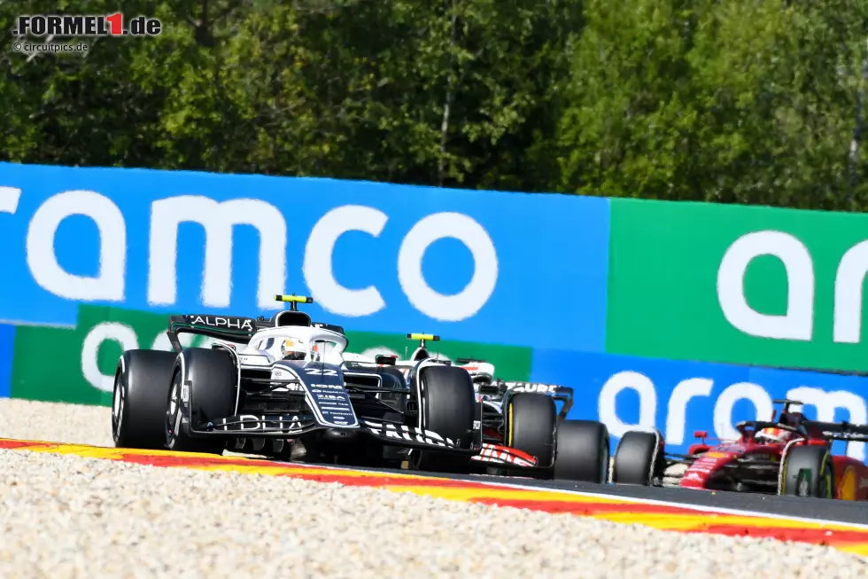 Foto zur News: Yuki Tsunoda (4): Viel hat man an diesem Wochenende nicht von ihm gesehen. Im Qualifying Vorletzter, im Rennen nach einem Start aus der Boxengasse immerhin noch auf P13 nach vorne gekommen. Wenn der Teamkollege unter den gleichen Voraussetzungen aber noch punktet, ist uns das für eine 3 insgesamt zu wenig.