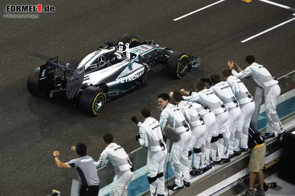 Foto zur News: Lewis Hamilton - Der Brite schafft es mit Mercedes gleich zweimal, zwei oder mehr Titel in Folge zu gewinnen. Zunächst triumphiert er 2014 und 2015 und dann zwischen 2017 und 2020 sogar viermal in Serie. Und hätte es 2016 den &quot;Unfall&quot; Nico Rosberg nicht gegeben, wären es sogar sieben Titel nacheinander gewesen ...