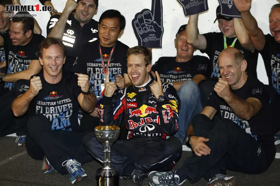 Foto zur News: Sebastian Vettel - Nach Fangio und Schumacher ist er erst der dritte Fahrer in der Geschichte, der vier WM-Titel in Folge gewinnen kann. Zwischen 2010 und 2013 dominieren Vettel und Red Bull die Formel 1 teilweise nach Belieben. 2014 beginnt die Hybridära - und die von Vettel und Red Bull endet.