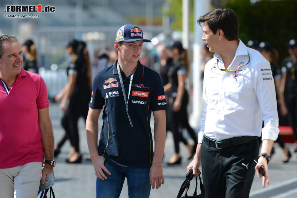 Foto zur News: Max Verstappen (Mercedes): 2022 unterzeichnet Max Verstappen einen Rekordvertrag: Bis 2028 hat sich der Niederländer an Red Bull gebunden. Die Österreicher ermöglichen Verstappen 2015 einst mit Toro Rosso den Einstieg in die Königsklasse. Doch auch Mercedes hat damals Interesse an dem talentierten Teenager!