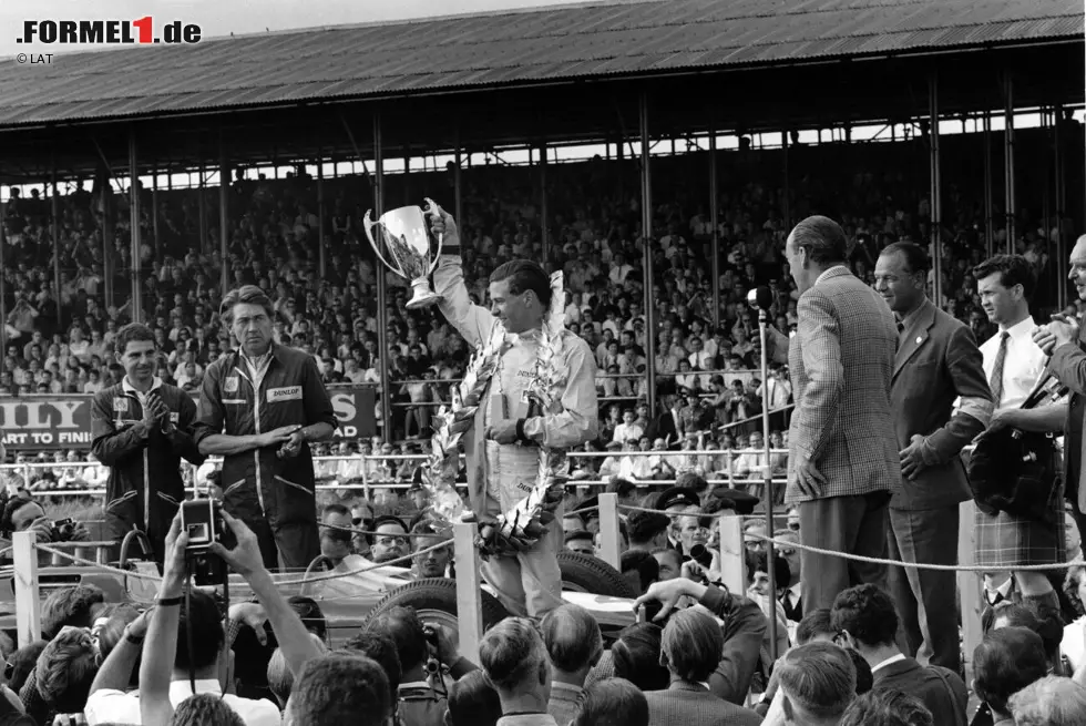 Foto zur News: Jim Clark (1963): Obwohl Clark beim Auftakt in Monaco nicht die Zielflagge sieht, legt er mit 54 von 54 möglichen Punkten eine perfekte Saison hin. Möglich machen es die Streichresultate, denn von den zehn Saisonrennen gehen damals lediglich sechs in die WM ein. Und das sind in Clarks Fall sechs Siege! Das Monaco-Aus spielt keine Rolle.