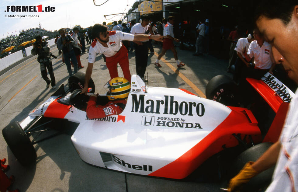 Foto zur News: Ayrton Senna (1988): Das erste seiner drei WM-Jahre beginnt mit einer Disqualifikation! Der Brasilianer steht bei seinem Heimrennen auf Pole, doch in der Aufwärmrunde geht sein Auto kaputt. Senna nimmt das Rennen mit dem Ersatzwagen auf, doch das ist verboten. Auch er gewinnt den Titel am Ende dank der Streichresultate.