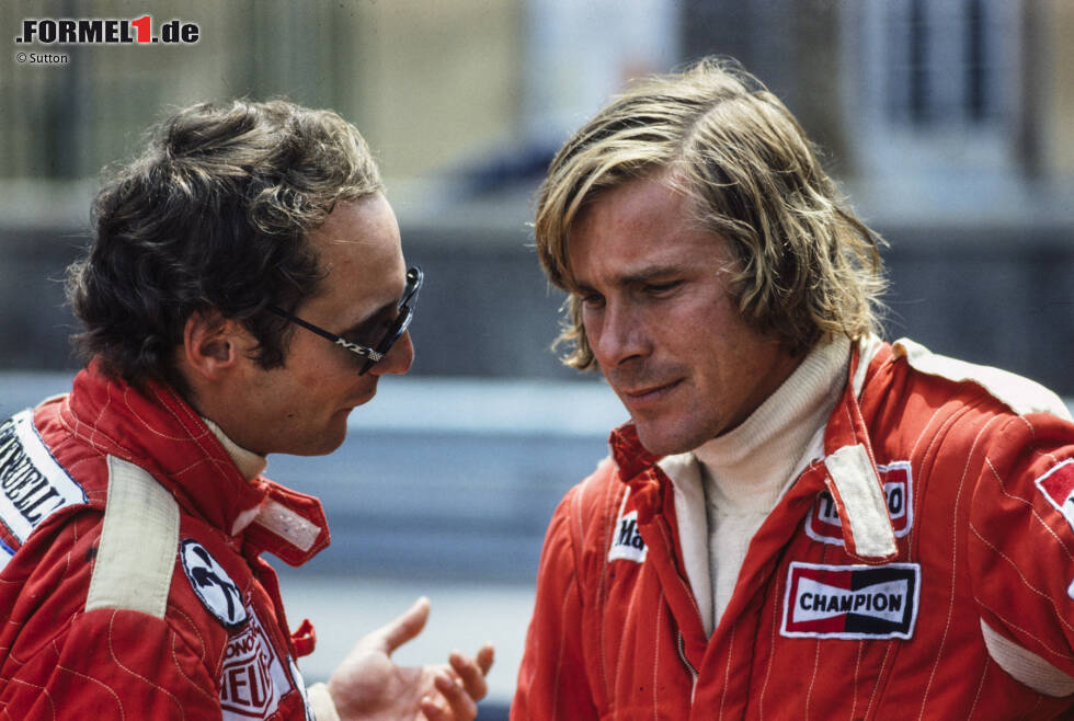 Foto zur News: James Hunt (1976): Noch enger ist es zwei Jahre später, als Hunt den Titel am Ende mit nur einem Vorsprung Zähler vor Niki Lauda gewinnt. Dabei scheidet Hunt in gleich vier der ersten sechs Rennen aus, darunter beim Auftakt in Brasilien. Den Titel gewinnt er später beim legendären Finale in Japan, bei dem Lauda vorzeitig aussteigt.