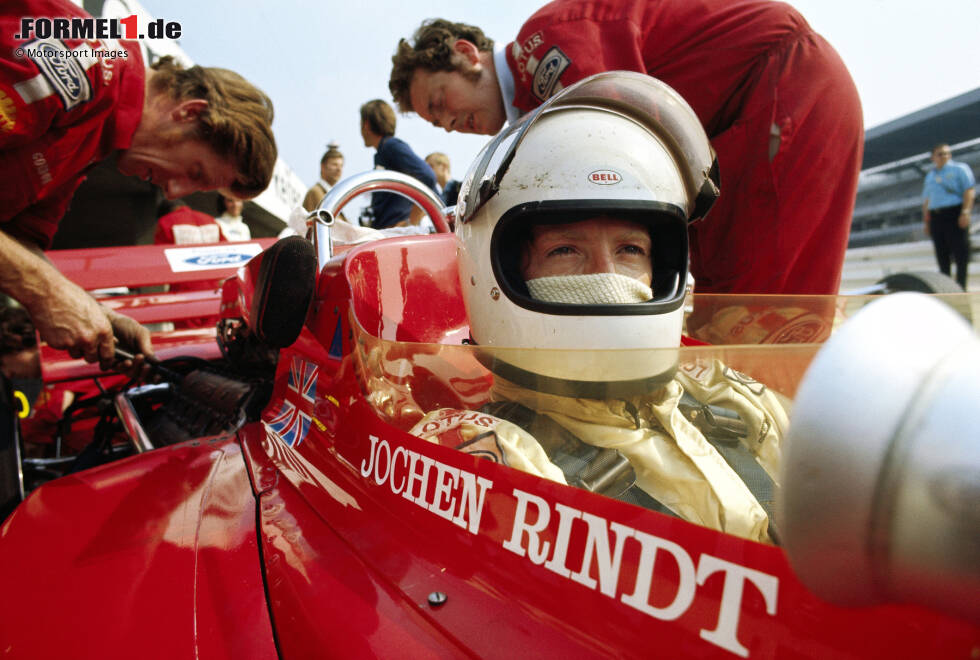 Foto zur News: Jochen Rindt (1970): Historisch wird es auch 1970 wieder, als Rindt am Ende des Jahres als bislang einziger Fahrer in der Formel-1-Geschichte posthum Weltmeister wird. Dabei scheidet er zu Beginn des Jahres in drei der ersten vier Rennen aus, unter anderem beim Auftakt in Südafrika. Vier Siege in Serie sichern ihm danach aber den Titel.