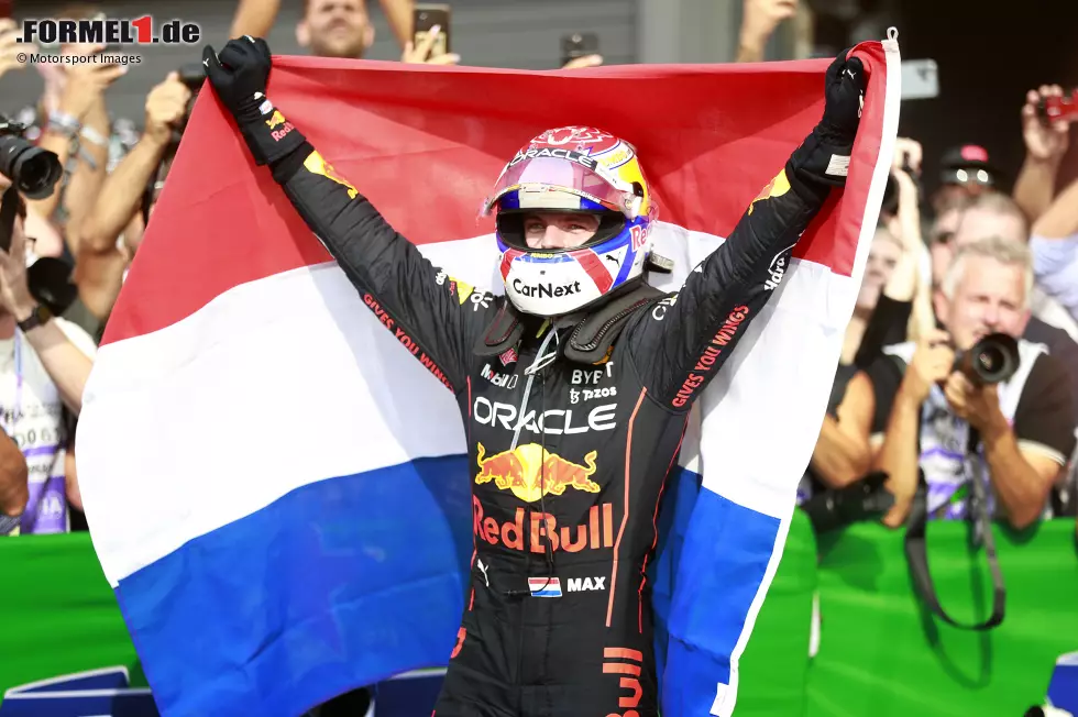 Foto zur News: Max Verstappen (1): Die Bestnote verdient sich dieses Mal deshalb nur der Sieger! Kein so überlegener Triumph wie in Spa, aber wie er sein Wochenende nach dem verlorenen FT1 am Freitag noch herumgedreht hat, war wieder einmal weltmeisterlich. Dazu Hamilton beim Safety-Car-Neustart eiskalt überrumpelt. Spitze!