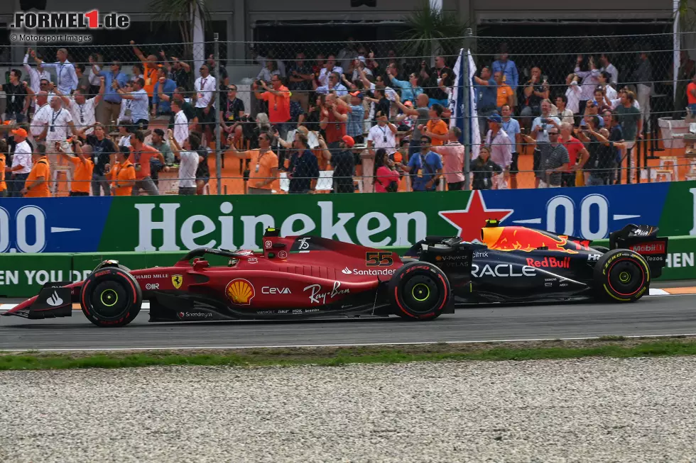 Foto zur News: Carlos Sainz (3): Die verhauenen Boxenstopps gehen auf die Kappe des Teams, das kann man ihm nicht anlasten. Täuscht aber nicht darüber hinweg, dass er in Zandvoort am gesamten Wochenende einfach langsamer als sein Teamkollege war. Somit geht es auch für ihn am Ende an der 2 vorbei.