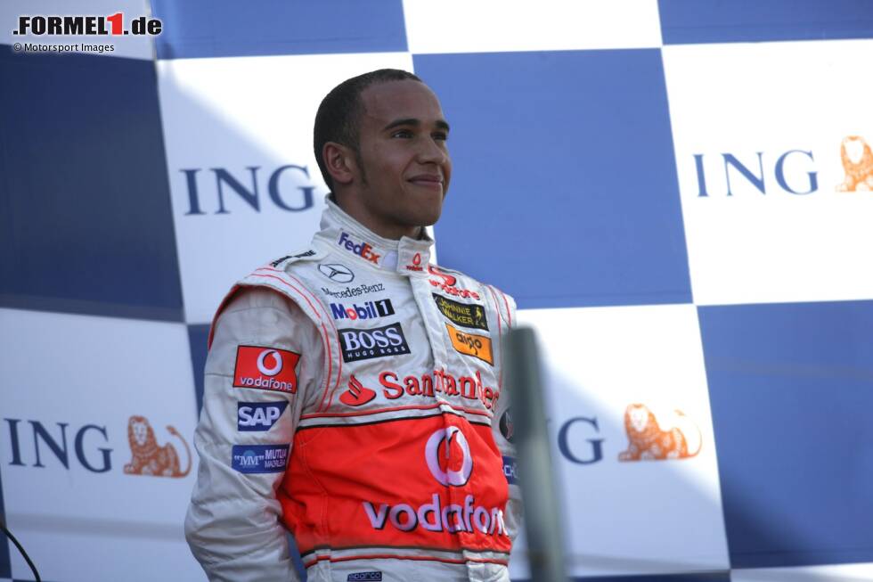 Foto zur News: Noch besser läuft es für Lewis Hamilton in seinem ersten Formel-1-Rennen. Der Brite geht 2007 in Australien für McLaren-Mercedes an den Start und steht als Dritter neben Kimi Räikkönen und Fernando Alonso auf dem Podest.