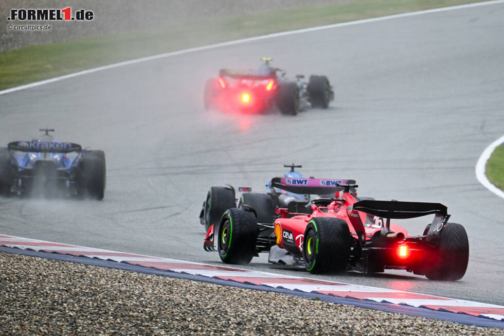 Foto zur News: Österreich:
Die nächste 3-Plätze-Gridstrafe folgte schon ein Rennwochenende später, als Leclerc für sein Behindern gegen Oscar Piastri im Sprint-Qualifying bestraft wurde. Erneut war die Kommunikation am Funk mangelhaft. Somit ging es für den Monegassen im Sprint 3 Plätze nach hinten, wodurch er im Verkehr steckenblieb. Statt P12 ...