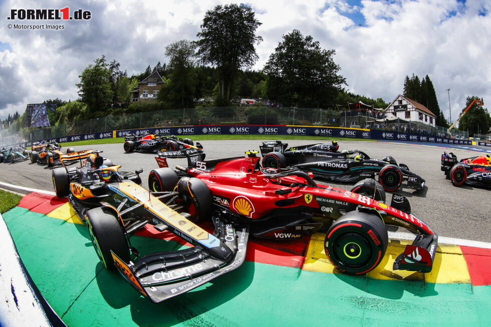 Foto zur News: Belgien:
Auf der Topspeedstrecke Spa konnte Leclerc sich den dritten Platz auf dem Podium sichern, doch sein Teamkollege Sainz musste das Rennen nach einem Kontakt mit Oscar Piastri in Kurve 1 frühzeitig aufgeben. Für den Spanier wäre sonst mindestens P5 möglich gewesen.
Eingebüßte Punkte: 10