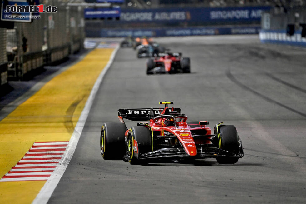 Foto zur News: Singapur:
In der Anfangsphase des Rennens war die Scuderia mit Sainz und Leclerc auf den Plätzen 1 und 2, ehe ein Safety-Car durch einen Unfall von Logan Sargeant herauskam. Ferrari musste beide zum Reifenwechsel hereinholen, wobei der Doppelstopp bedeutete, dass ...