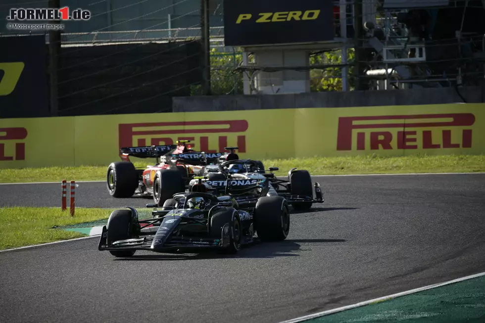 Foto zur News: Japan:
Das Unterboden-Update hat eingeschlagen, doch im Rennen hat sich Ferrari von Mercedes strategisch übertölpeln lassen. Sainz lag vor Hamilton, doch der Brite machte einen Undercut, den Ferrari über sich ergehen ließ. Platz 5 für den Spanier war damit futsch.
Eingebüßte Punkte: 2