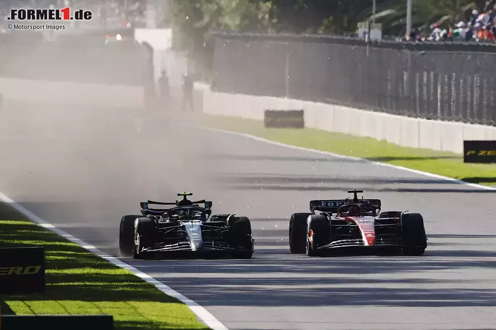 Foto zur News: Mexiko:
Erneut auf der Pole, hatte Ferrari im Rennen Pech mit der roten Flagge, was die Strategie von Hamilton begünstigte. Allerdings hätte man beim Restart wie Mercedes auf die Mediums setzen sollen, da die harten Reifen zu langsam waren. Leclerc hätte Zweiter werden können, Sainz war zu langsam für das Podium.
Eingebüßte Punkte: 3