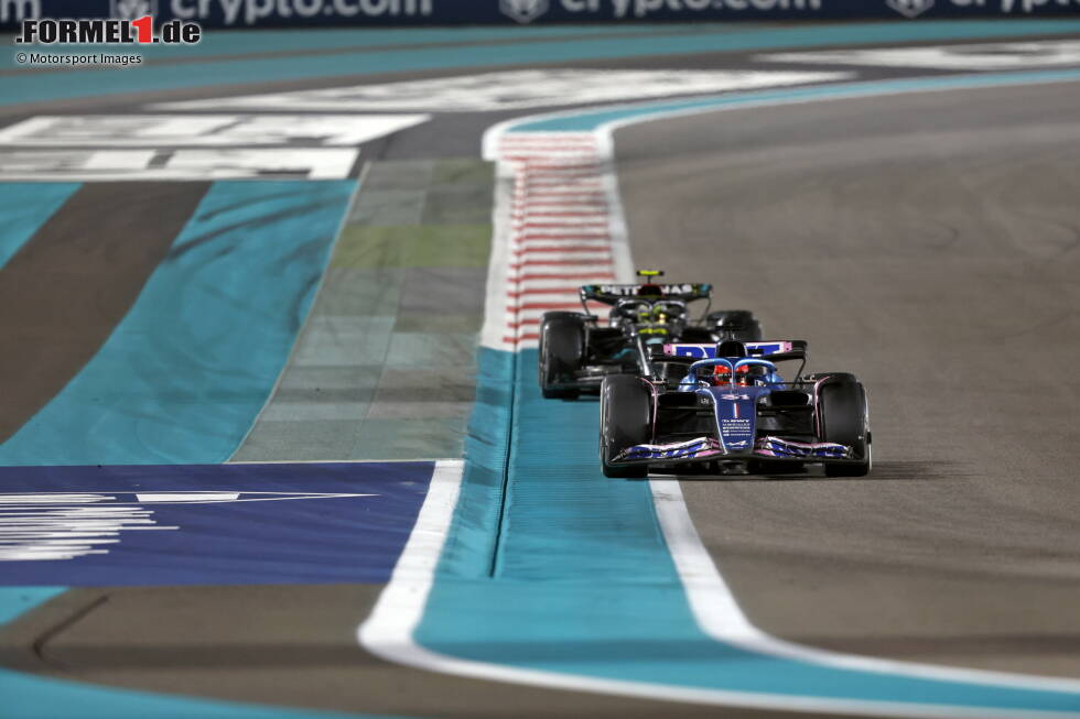 Foto zur News: Esteban Ocon (4): Ging angeschlagen ins Wochenende, das muss man bei seiner Leistung etwas im Hinterkopf haben. Trotzdem war es mit P12 im Qualifying und im Rennen keine überragende Leistung. Der Teamkollege zeigte, dass eigentlich etwas mehr im Alpine steckte.