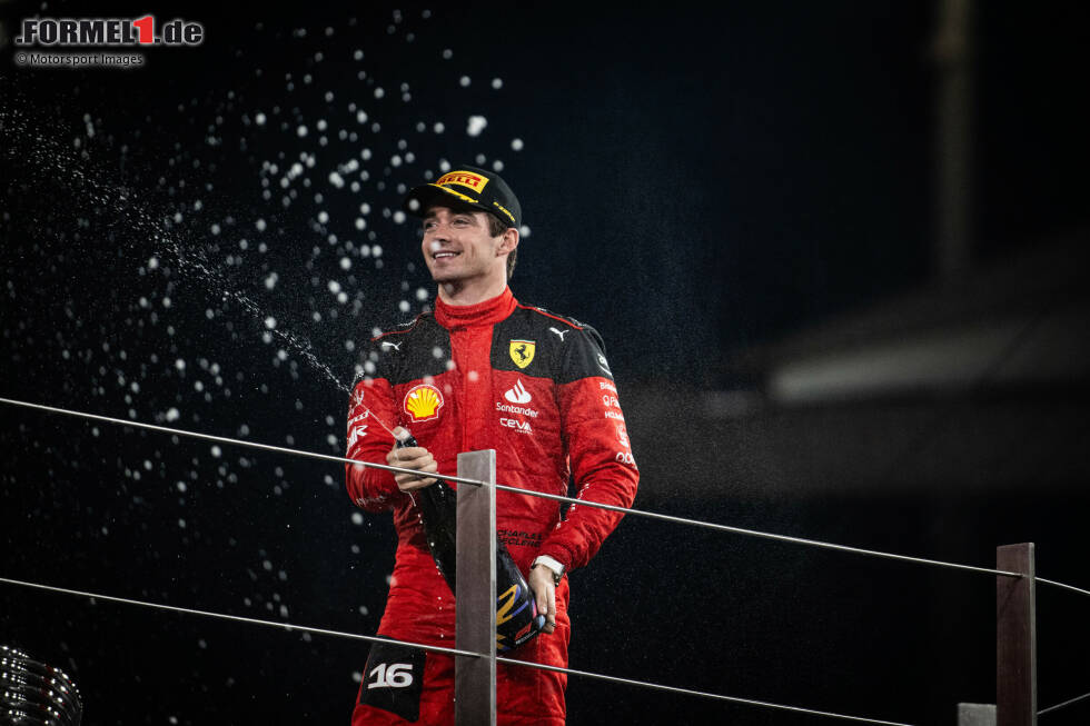 Foto zur News: Charles Leclerc (2): Hier gaben sogar zwei Redakteure eine 1, doch auch hier war die Mehrheit am Ende dagegen. War unter anderem in Runde eins etwas zurückhaltend gegen Verstappen, dazu zog er sein Spielchen gegen Russell am Ende nicht mit letzter Konsequenz durch. Nur Kleinigkeiten, aber so geht es knapp an der Bestnote vorbei.