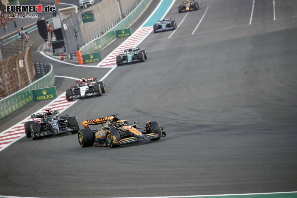 Foto zur News: Oscar Piastri (3): Gut im Qualifying, wobei er auch da nicht komplett zufrieden mit seiner Leistung war und als Zehnter fast schon in Q2 ausgeschieden wäre. Im Rennen dann wie fast immer schlechter als der Teamkollege. Die Rennpace scheint nach einer guten Rookiesaison noch seine größte Schwäche zu sein.