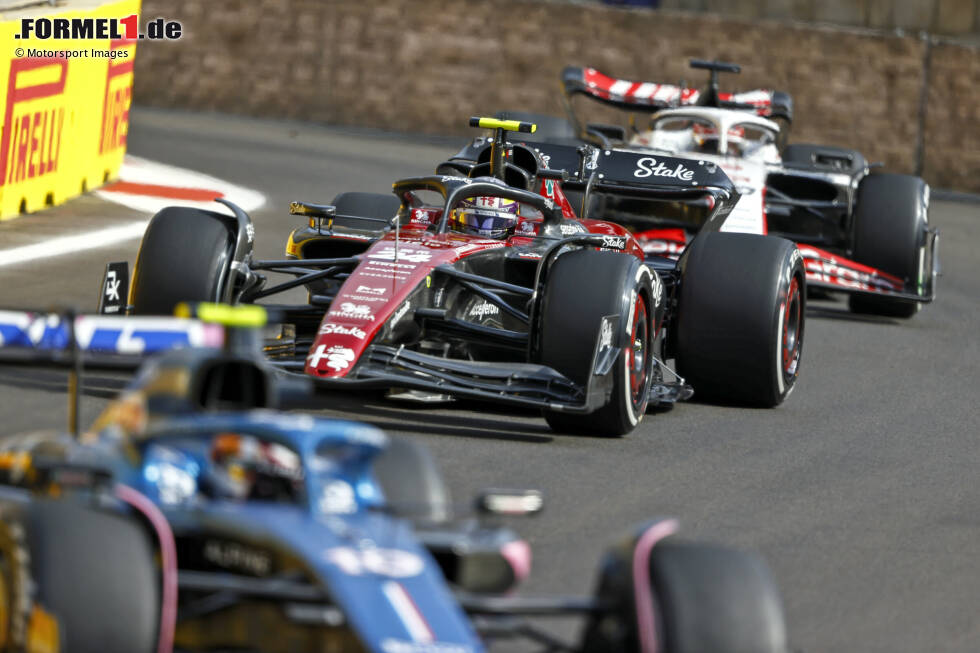 Foto zur News: Guanyu Zhou (4): Alfa Romeo war in Baku komplett im Niemandsland. Im Qualifying war für Zhou bereits in Q1 Feierabend, im Shootout ebenfalls, im Rennen stellte man das Auto dann in aussichtsloser Position ab. Immerhin kein Unfall, aber ein Wochenende komplett ohne irgendwelche Highlights.