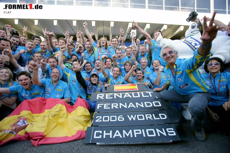 Foto zur News: Fernando Alonso: 2005 und 2006 wird der Spanier mit Renault zweimal Weltmeister. Auch bei ihm bedeutet ein Teamwechsel gleichzeitig das Ende der WM-Serie, 2007 geht er für McLaren an den Start. Anders als Schumacher bei Ferrari hat er dort zwar auch gleich ein schnelles Auto, aber ...