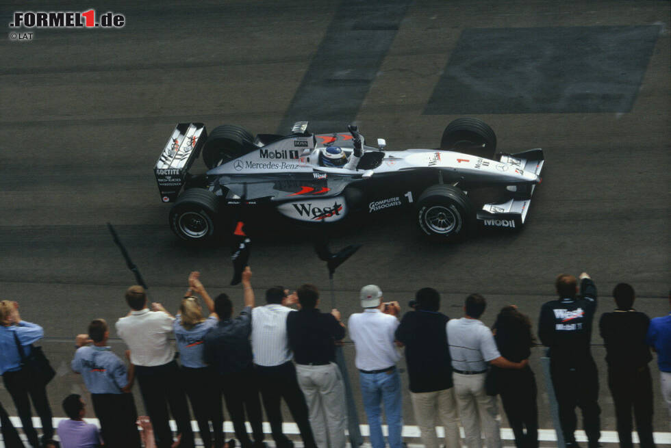 Foto zur News: McLaren: Das Team aus Woking hat seine erfolgreichste Zeit zwischen 1988 und 1991, als man viermal in Folge Fahrer- und Konstrukteus-Weltmeisterschaft gewinnt. Nach einer kurzen Durststrecke folgen 1998 und 1999 noch einmal zwei Fahrertitel durch Mika Häkkinen, 2008 holt Lewis Hamilton die bis heute letzte Weltmeisterschaft.