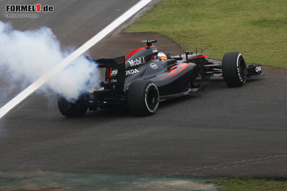 Foto zur News: Es ist ein schleichender Abstieg, denn noch bis 2012 gewinnt man weiterhin Rennen. Der totale Absturz kommt erst mit dem Honda-Comeback 2015. Statt an die gemeinsamen Erfolge der 80er- und 90er-Jahre anzuknüpfen, wird McLaren-Honda bei vielen Fans zur Lachnummer. Erst 2021 gewinnt McLaren anschließend wieder ein Rennen - ohne Honda.