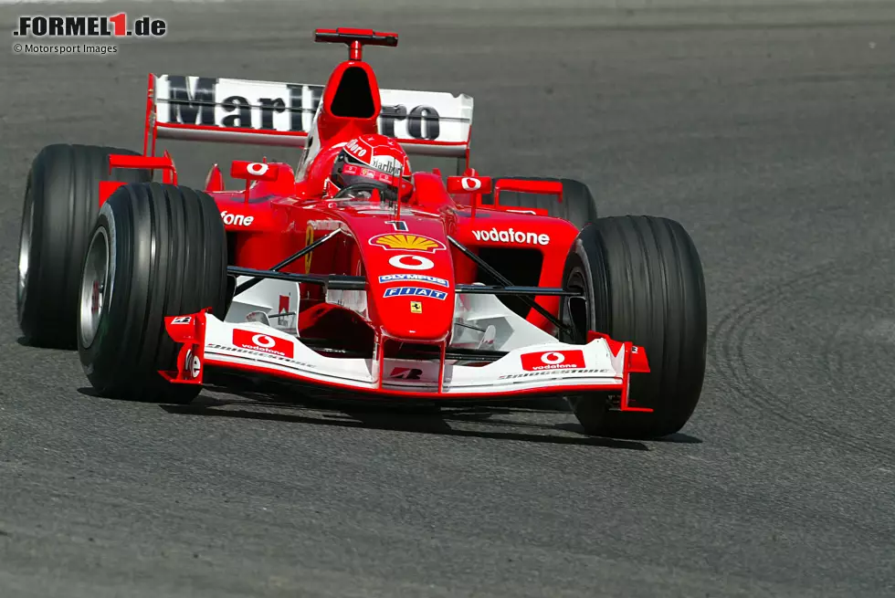 Foto zur News: 2002: Ferrari steigert sich mit dem F2002 erneut, fährt wieder beide WM-Titel ein. Die Krönung: Michael Schumacher steht bereits im Juli als Formel-1-Weltmeister fest! Er und Rubens Barrichello gewinnen 15 von 17 Rennen, Schumacher steht jedes Mal auf dem Treppchen.