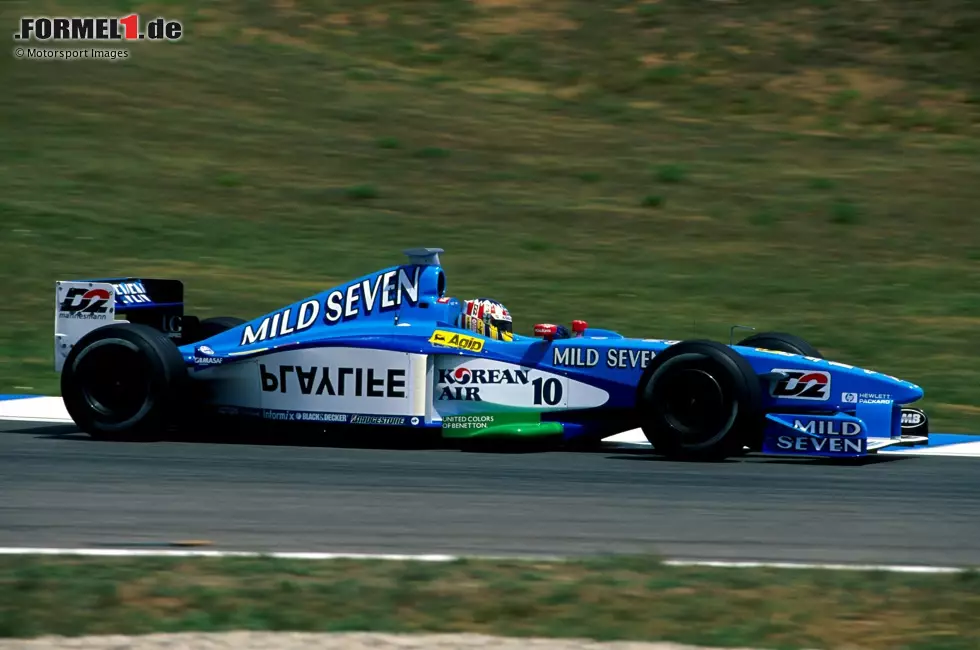 Foto zur News: 1999: Ein letztes Mal ist James Allison bei Benetton in die Aerodynamik eines Rennautos eingebunden. Mit dem B199 gelingt aber nur ein Podestplatz, das Team rutscht ab auf WM-Position sechs.