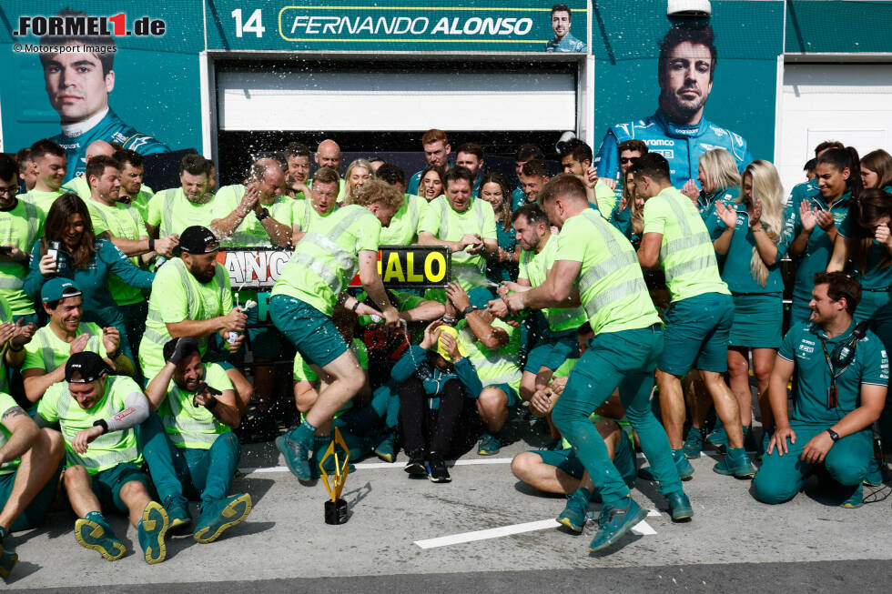 Foto zur News: 8. Kanada: In Montreal gibt es einen neuen WM-Führenden, und der heißt Fernando Alonso! Mit seinem zweiten Saisonsieg schiebt sich der Aston-Martin-Pilot um einen Punkt an Perez vorbei, der nur Fünfter wird. Auch Hamilton rückt mit Platz zwei näher. Stand: 1. Alonso (150), 2. Perez (149), 3. Hamilton (131), 4. Sainz (84), 5. Russell (81).