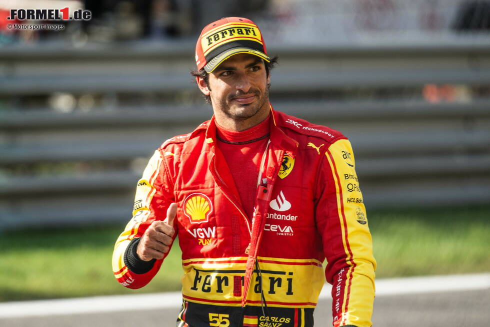 Foto zur News: 14. Italien: Der erste Sieg wird Carlos Sainz in der Schlussphase verwehrt, doch in der Gesamtwertung springt er mit Rang zwei auf Platz vier. Alonso verliert dort mit Platz acht deutlich an Boden auf Perez, der seinen sechsten Saisonsieg feiert. Stand: 1. Perez (269), 2. Alonso (221), 3. Hamilton (210), 4. Sainz (145), 5. Leclerc (142).