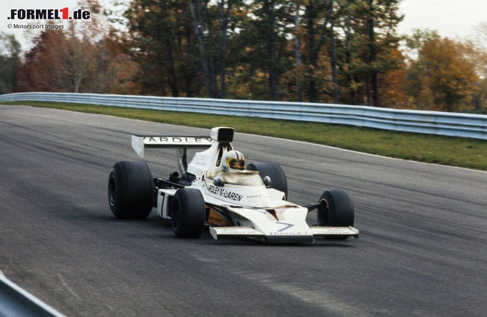 Foto zur News: McLaren-Ford M23: Denny Hulme (Neuseeland) und teilweise Peter Revson (USA), Jody Scheckter (Südafrika) sowie Jacky Ickx (Belgien)