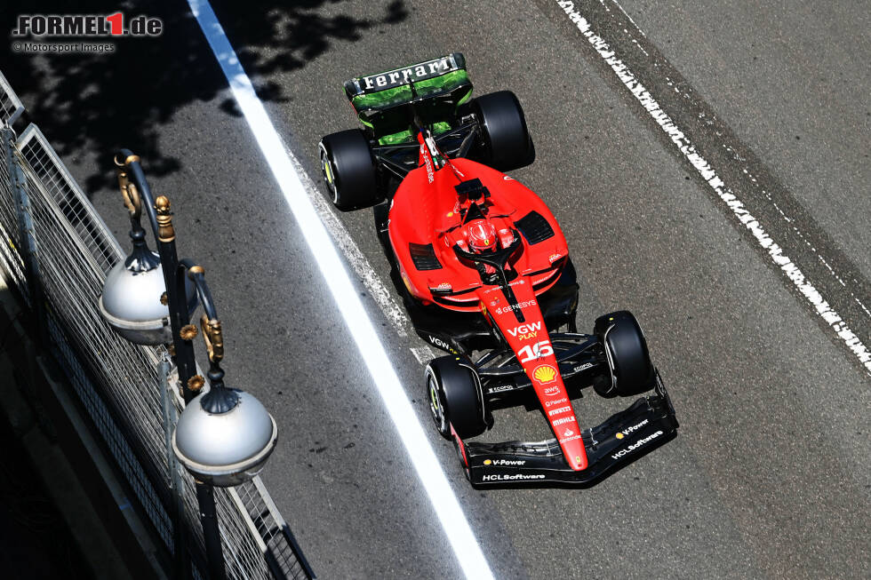 Foto zur News: ... am Freitagnachmittag ist Leclerc im Ferrari der Mann der Stunde und fängt im letzten Versuch noch Red-Bull-Fahrer Verstappen ab. Mit 1:40.203 Minuten ist Leclerc am Ende um 0,188 Sekunden besser und sichert sich zum dritten Mal in Folge die Poleposition zum Grand Prix von Aserbaidschan, vor Verstappen und Perez. Dahinter ...