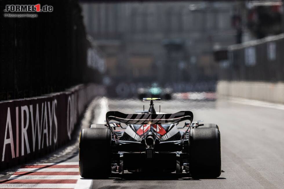 Foto zur News: ... Nico Hülkenberg im anderen Haas-Auto leichtes Spiel im Teamduell und gewinnt es zum vierten Mal in Folge, aber er steht auf P17 nur eine Position vor Magnussen und hat einen weiten Weg vor sich, wenn er am Sonntag im Grand Prix in die Punkte fahren will. Zunächst aber ...