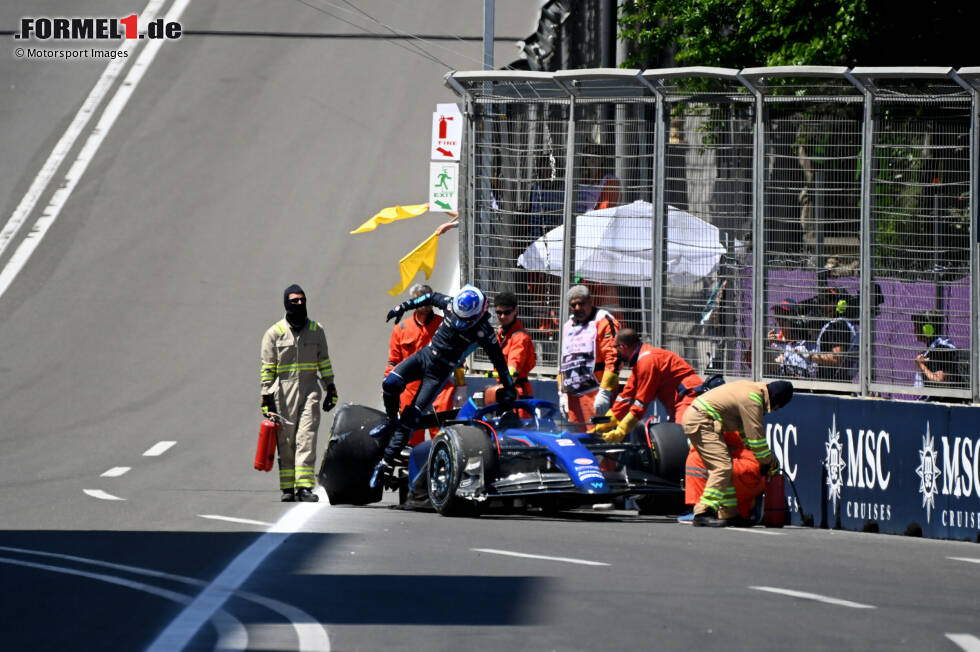 Foto zur News: ... erwischt es nur Logan Sargeant im Williams FW45: Er hat sich bereits für das zweite Segment im Sprint-Shootout qualifiziert, da verunfallt er bei Kurve 15 und muss sein Auto abstellen. Teamkollege Alexander Albon schafft es dagegen in die Top 10, die ...