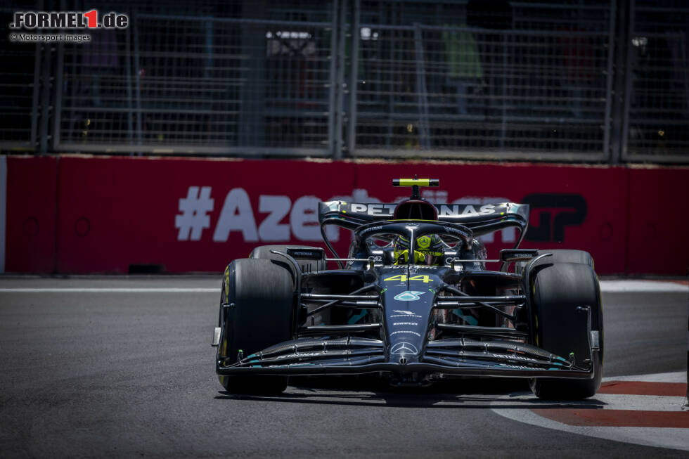 Foto zur News: ... verliert im Sprint gleich auf einen Schlag zwei Positionen an Sainz im Ferrari und an Fernando Alonso im Aston Martin AMR23: Lewis Hamilton wird nur Siebter vor Lance Stroll im zweiten Aston Martin, der den letzten Punkt ergattert. Ebenfalls ...