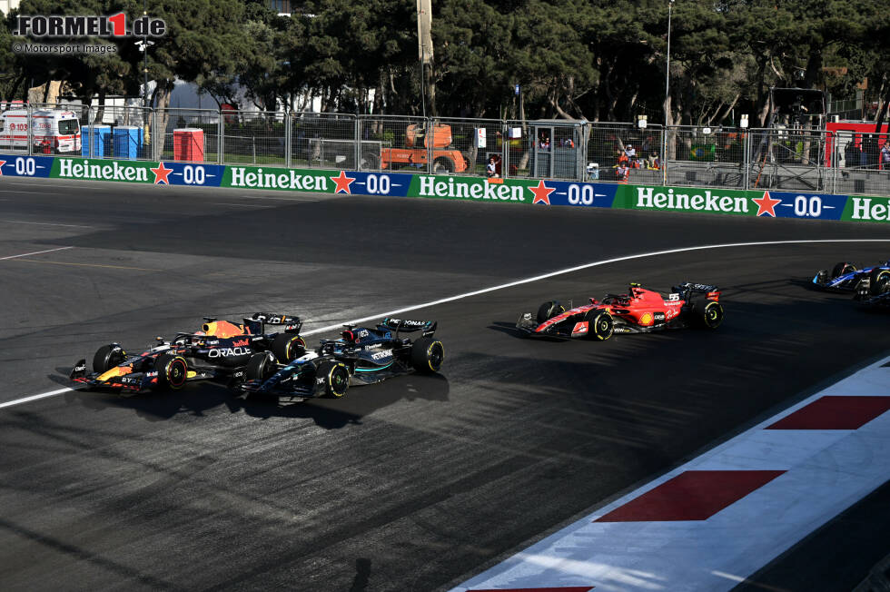 Foto zur News: ... Verstappen, der nach einer Berührung mit George Russell im Mercedes W14 ein Loch im Seitenkasten hat und nicht mehr vollen Topspeed hat. Verstappen nennt Russell, der Vierter wird, deshalb einen &quot;Schwachkopf&quot; für die Attacke in Runde eins. Der andere Mercedes ...