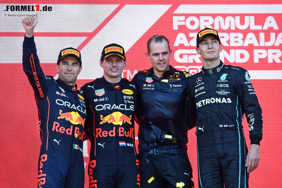 Foto zur News: 2022: Max Verstappen (Red Bull) vor Sergio Perez (Red Bull) und George Russell (Mercedes)