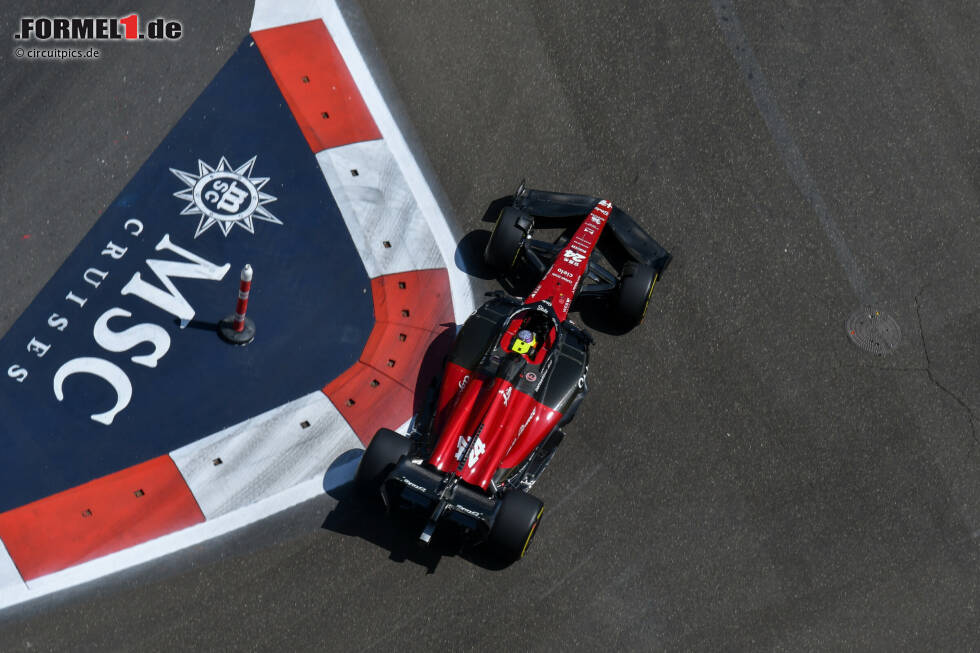 Foto zur News: ... Guanyu Zhou im Alfa Romeo C43 kommt nicht über die Distanz: Sein Team holt ihn mit technischen Problemen in die Box, ohnehin fährt Alfa Romeo in Baku nur hinterher. Aber schon ...