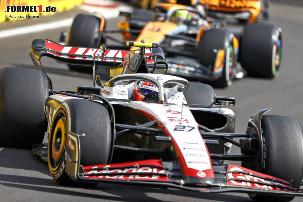 Foto zur News: ... Nico Hülkenberg im Haas VF-23 nach einer riskanten Strategie mit einem langen ersten Stint auf Hard. Doch weil weitere Zwischenfälle ausbleiben, gehen die Taktik nicht auf und die Reifen ein. Das macht P17 auf der Strecke. Gar nicht im Ziel ist ...