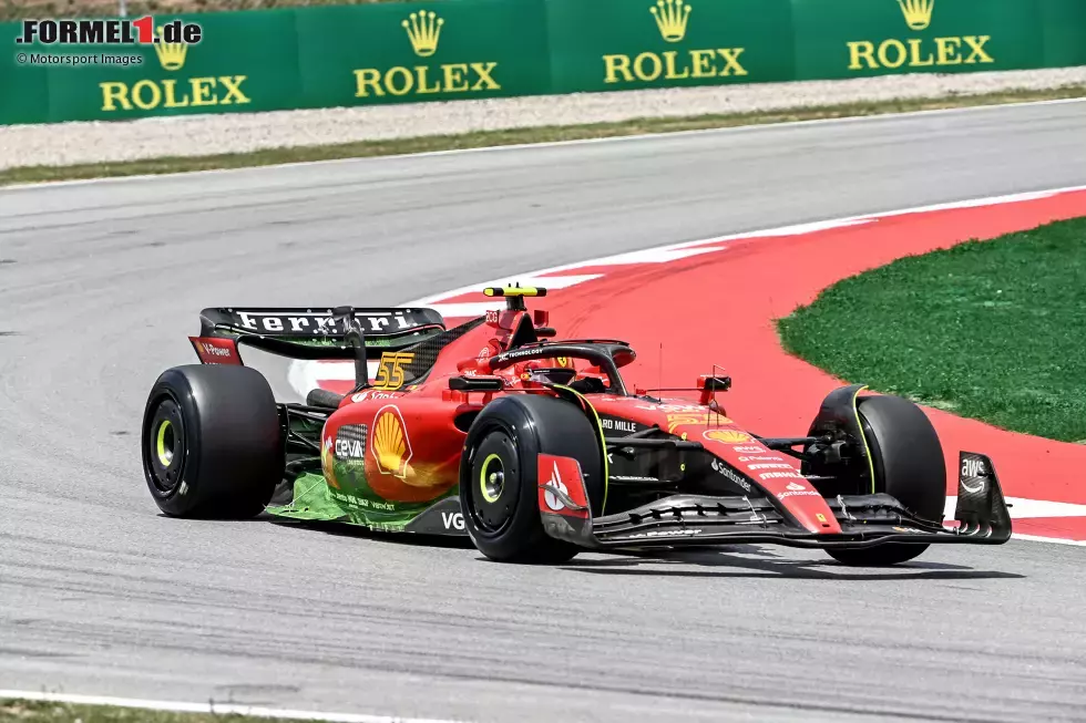 Foto zur News: ... Ferrari. Die Scuderia hat in Barcelona einen neuen Seitenkasten im Gepäck, der im ersten Training gegen den alten probiert wird. Schneller ist da Charles Leclerc (8.) in der alten Variante. Carlos Sainz (9.) mit der neuen fehlen 0,032 Sekunden. Ausprobiert wurden auch ...