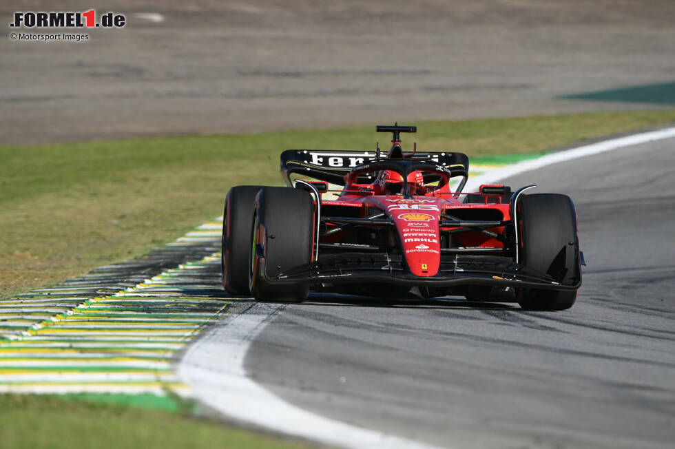 Foto zur News: Charles Leclerc (2): Der Abflug vor dem Rennen war bitter, aber nicht seine Schuld. Bis dahin hatte er mit der ersten Startreihe im Grunde das Maximum herausgeholt. Auch der Sprint war ganz ordentlich, wo er überraschend sogar schneller als Hamilton im Mercedes war.